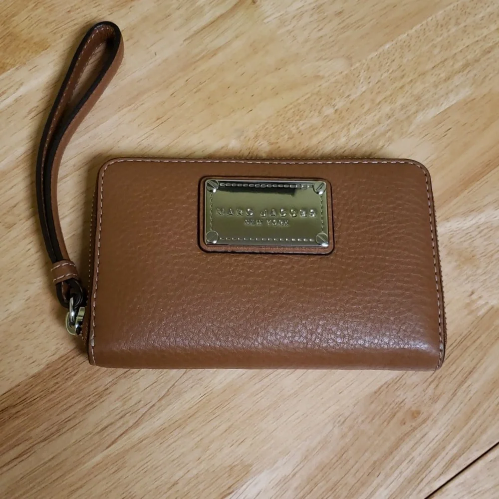 NWT Marc Jacobs Zip Around Wristlet Phone Wallet Saddle Brown